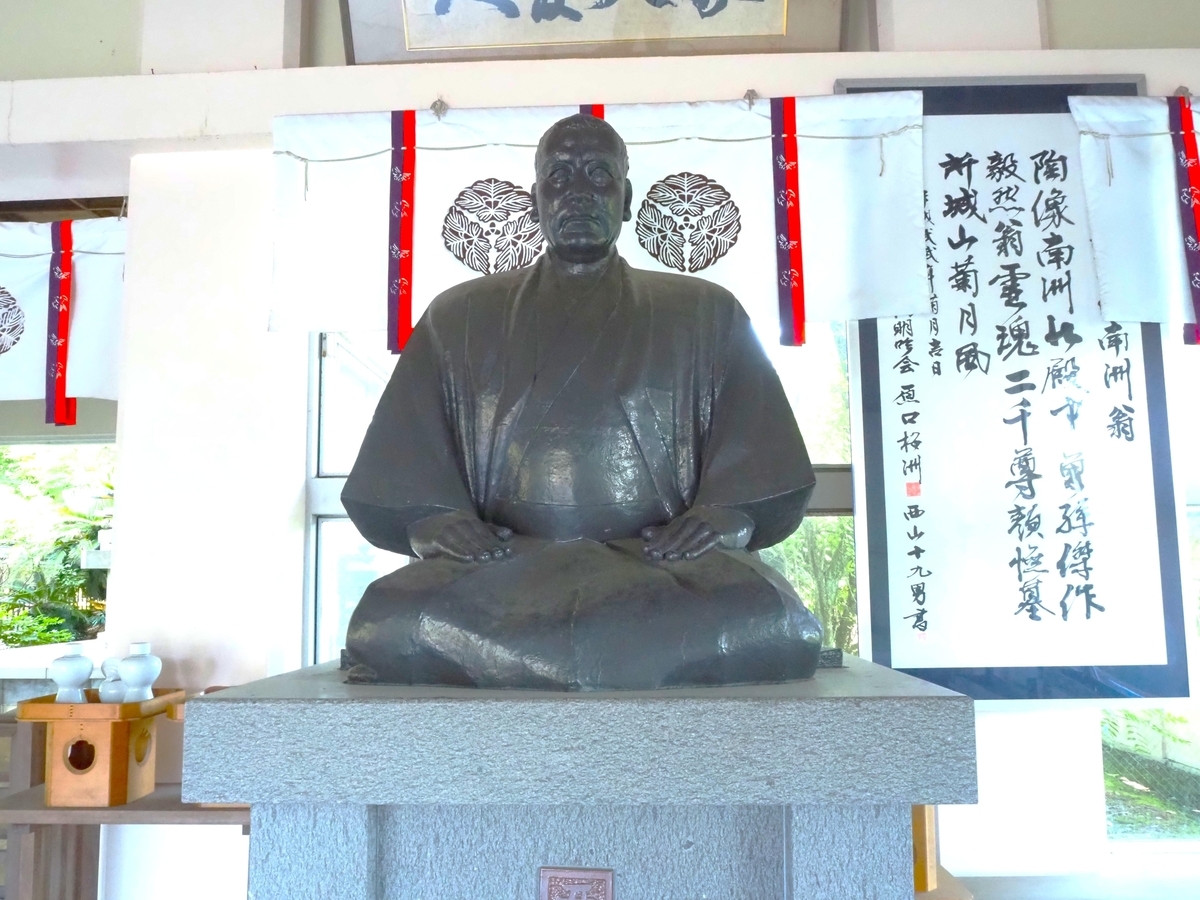 拝殿内の西郷隆盛像