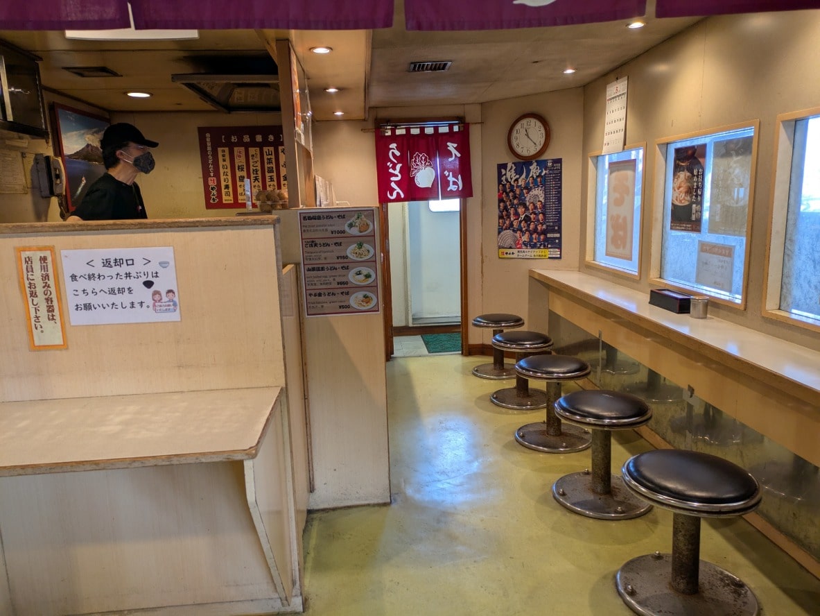 やぶ金の店内