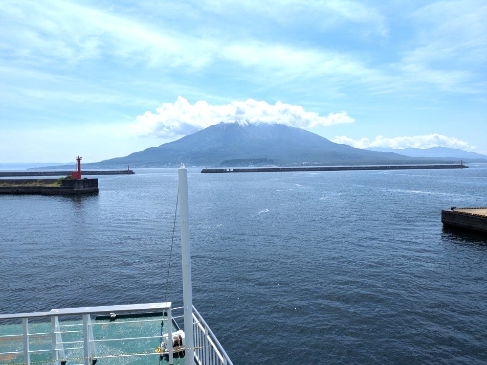 鹿児島港から見た桜島