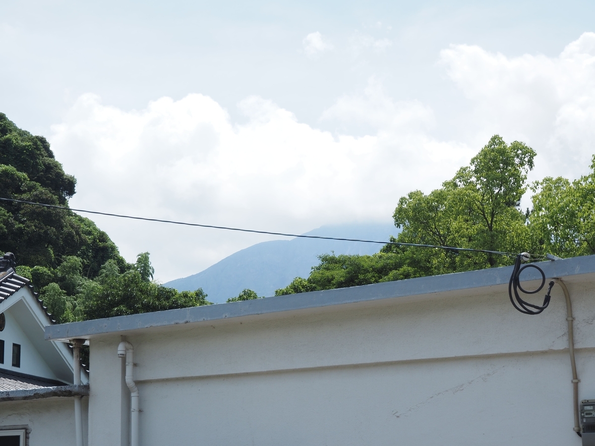 境内から望む桜島