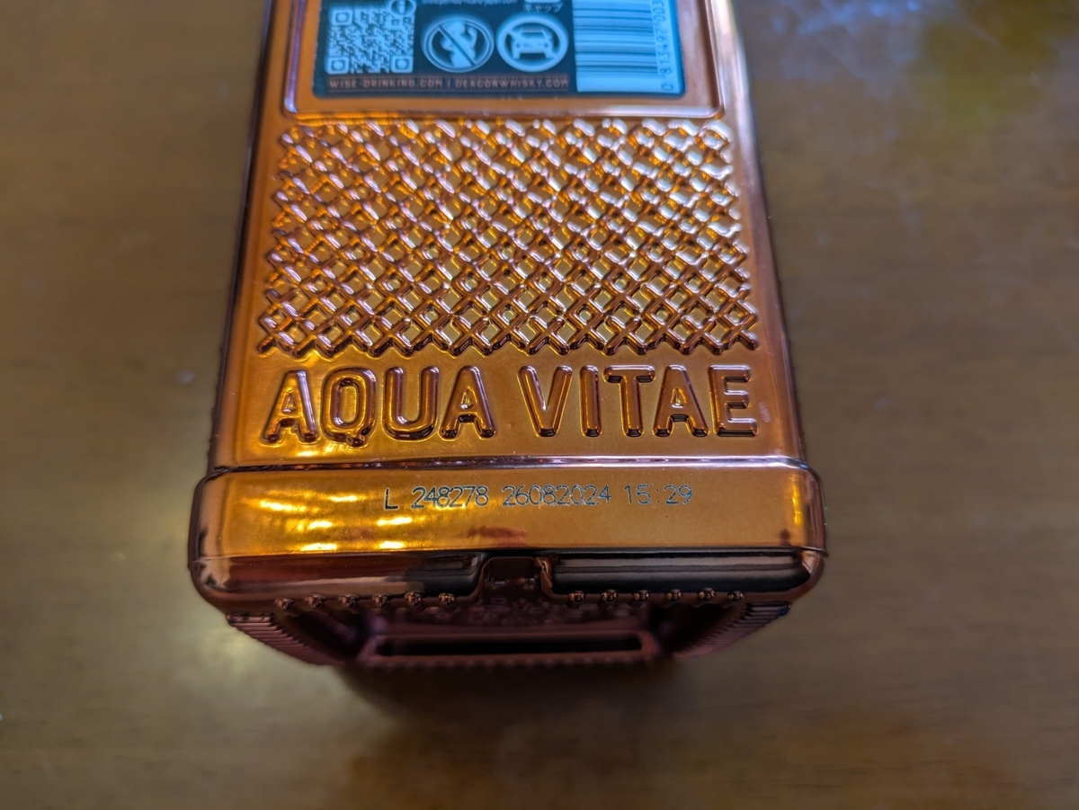背面の底の部分に記された「AQUA VITAE」の刻印