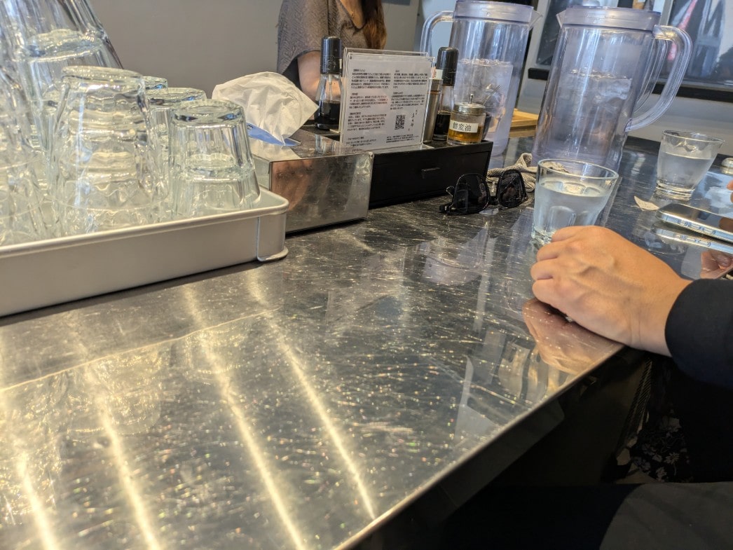 ステンレスの大テーブル