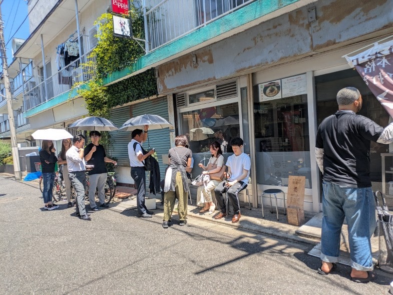 店の外にできていた行列