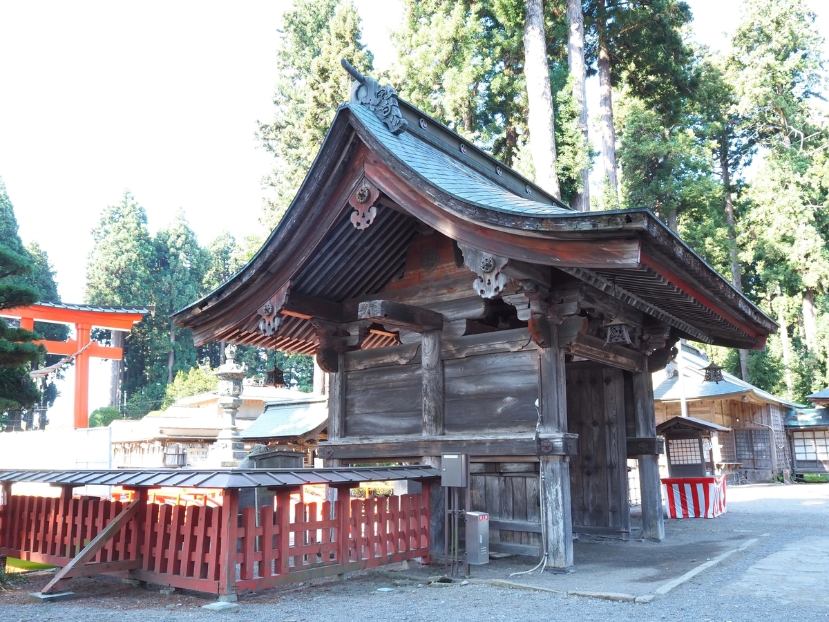 横から見た正門