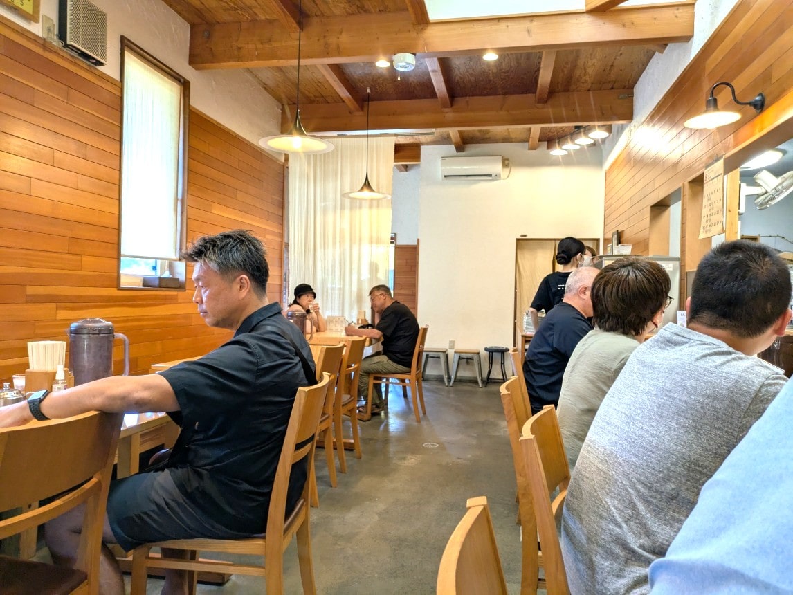 清潔で明るい店内