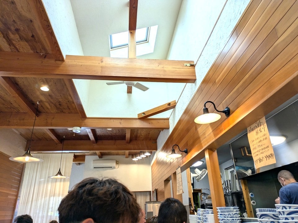 清潔で明るい店内