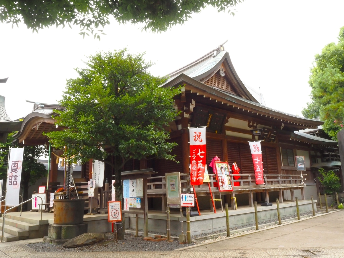 斜めから見た拝殿