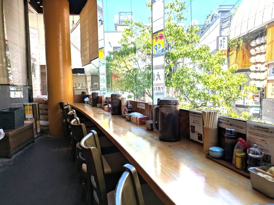 店内のカウンター席