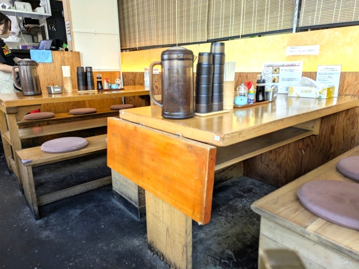 店内のテーブル席