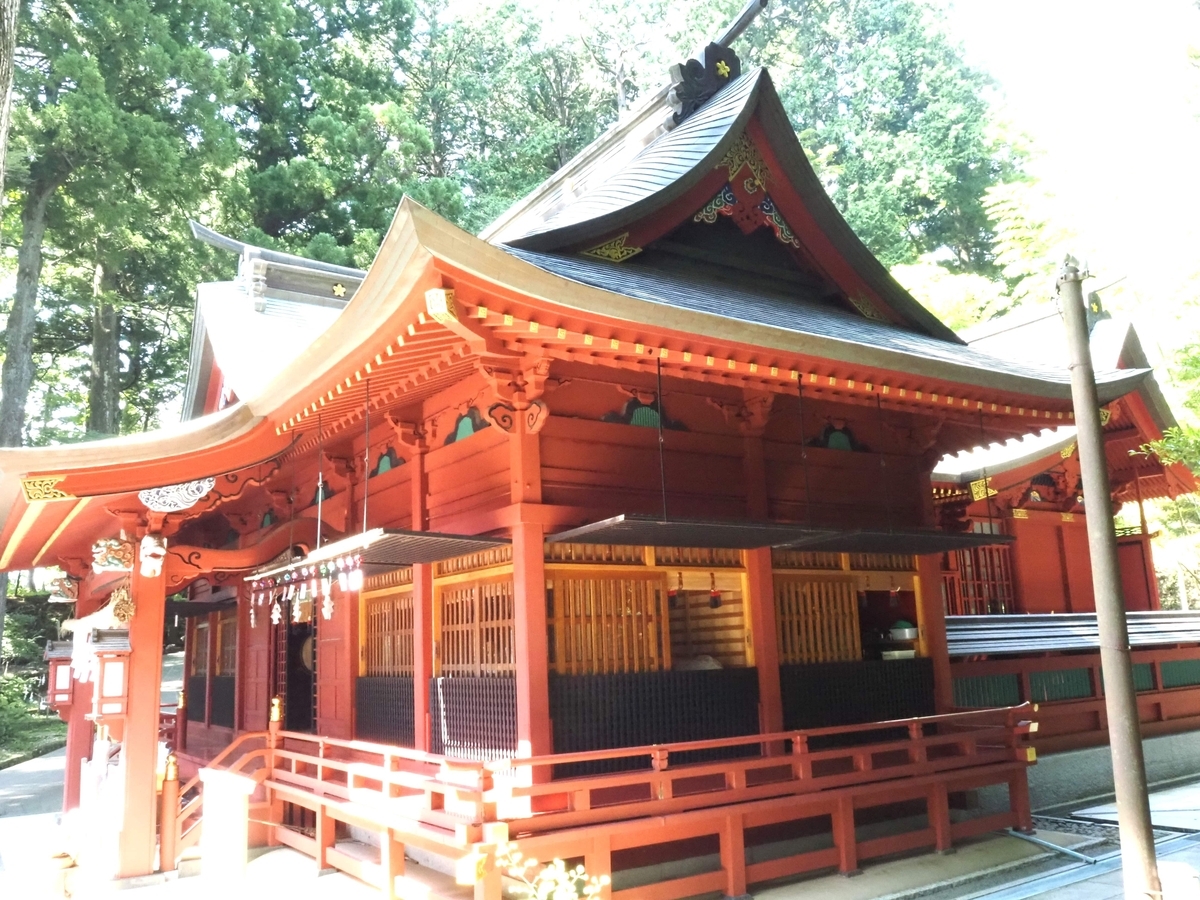 斜めから見た拝殿