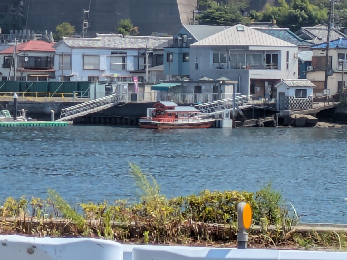 湾の東側のポンポン船