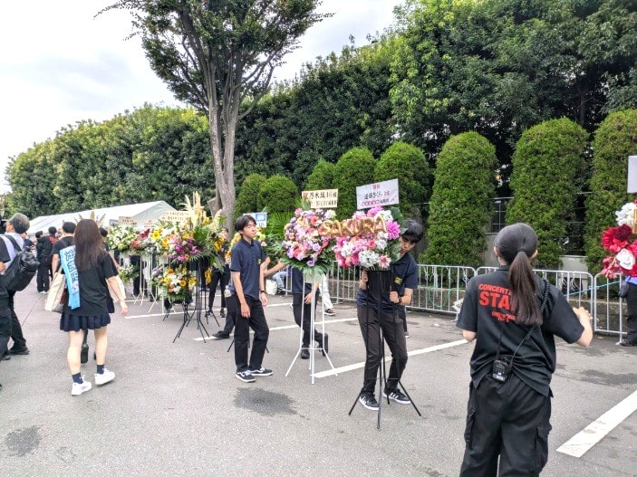 大漁のスタッフと祝花
