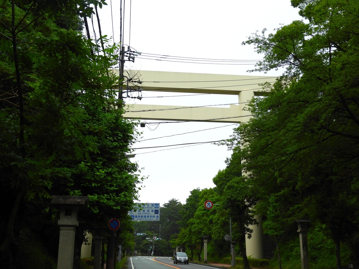 御幸道路に出現する巨大な鳥居