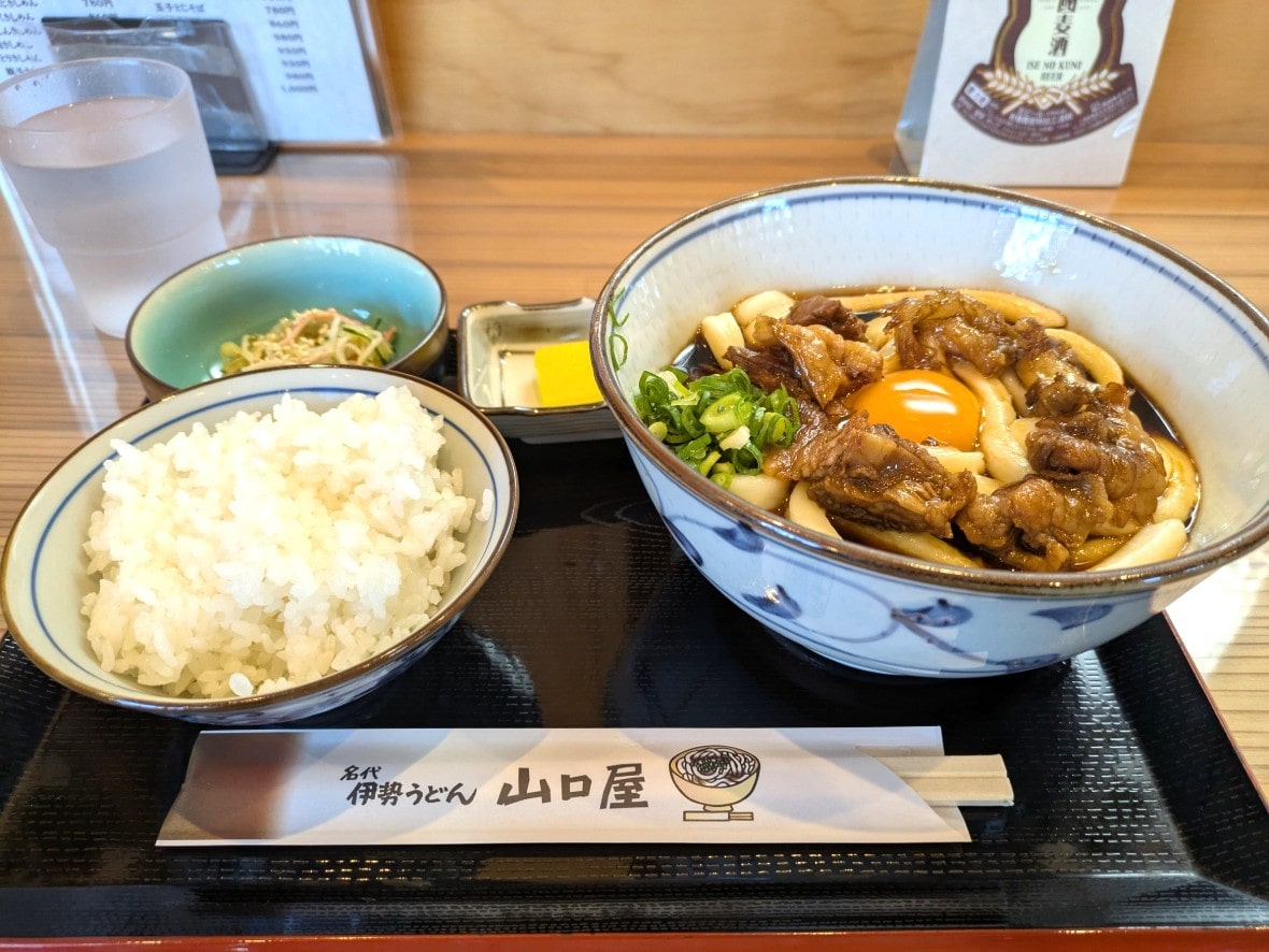 松阪牛すじいせうどん（卵入り）ごはんセット