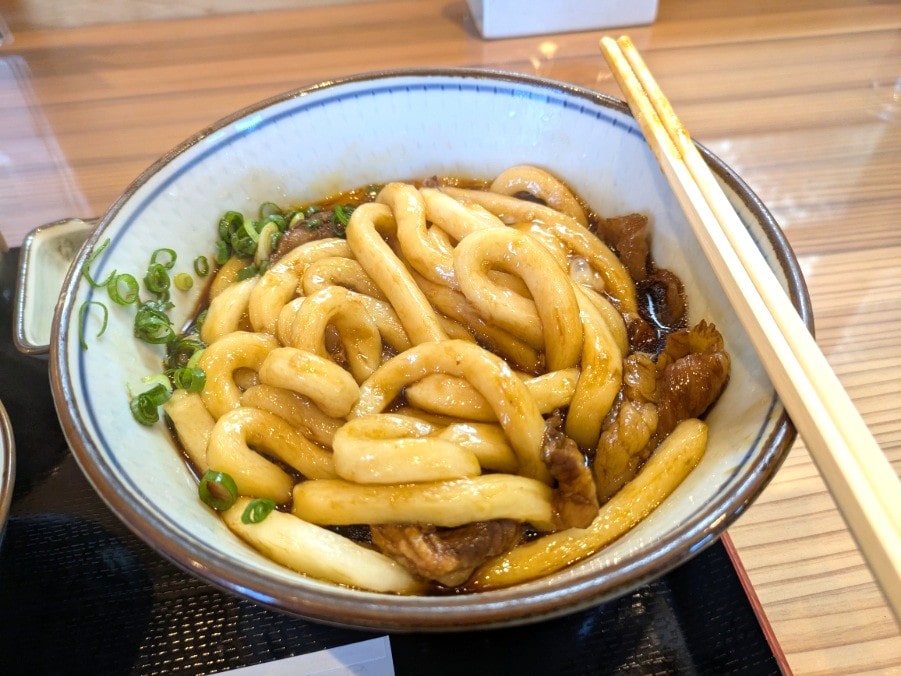 かき混ぜた松阪牛すじいせうどん（卵入り）