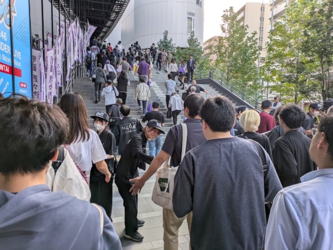 金属探知機検査をしている様子