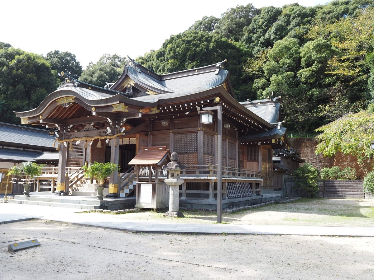 堂々たる造りの拝殿