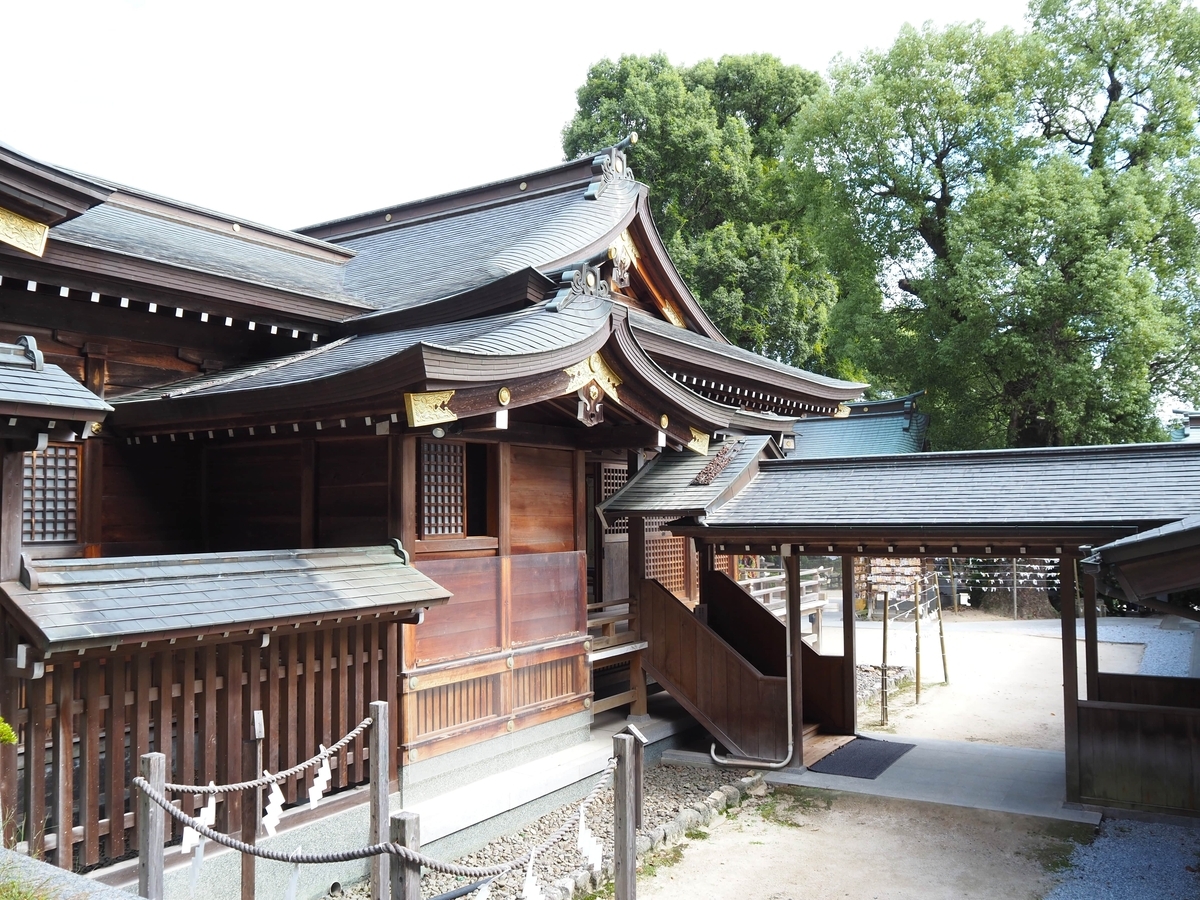 複雑な形状の本殿