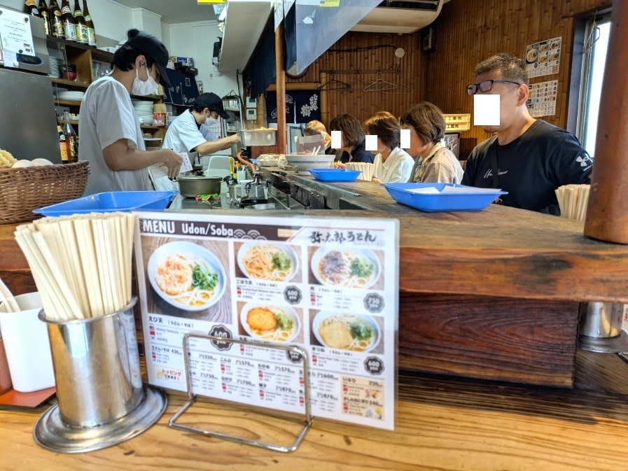 弥太郎うどんの店内