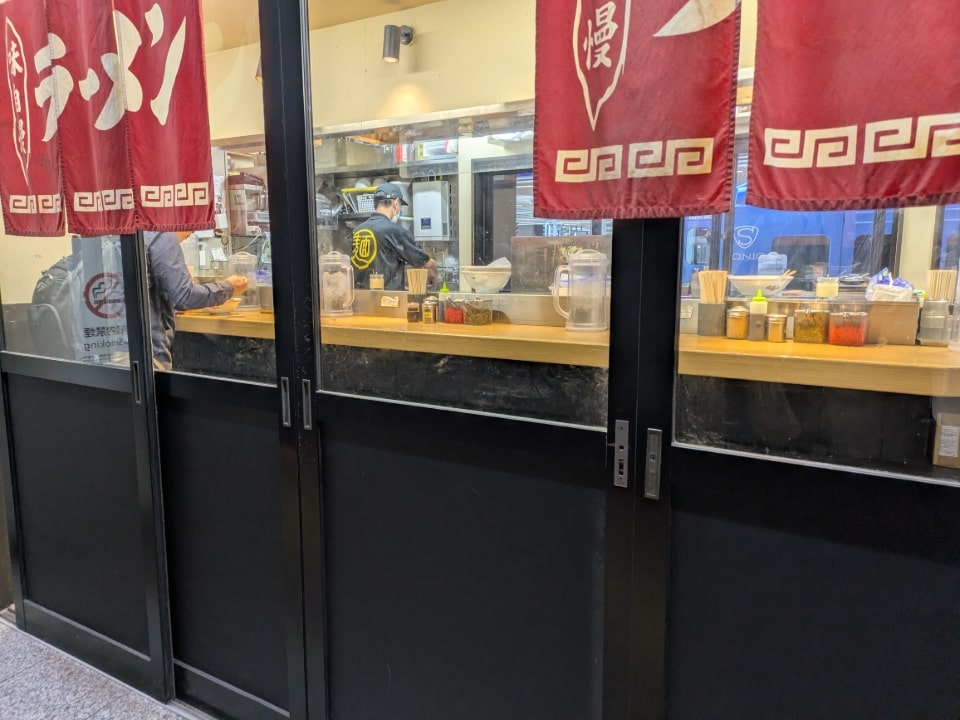 「まるうまラーメン ぷらっと博多No.1」の店内