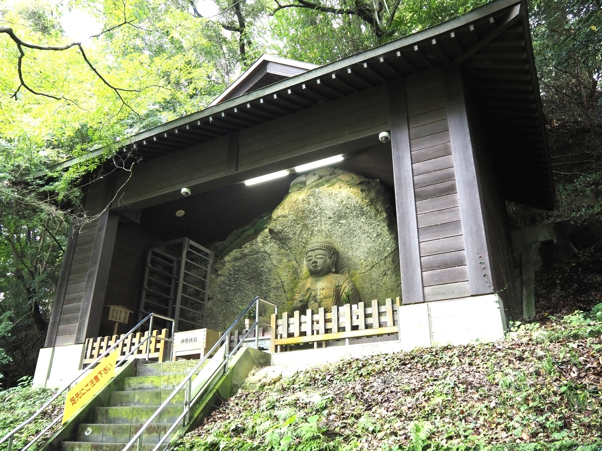 山王山石仏の建屋