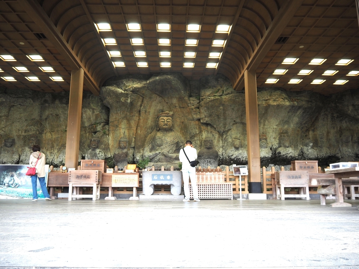 古園石仏の全景