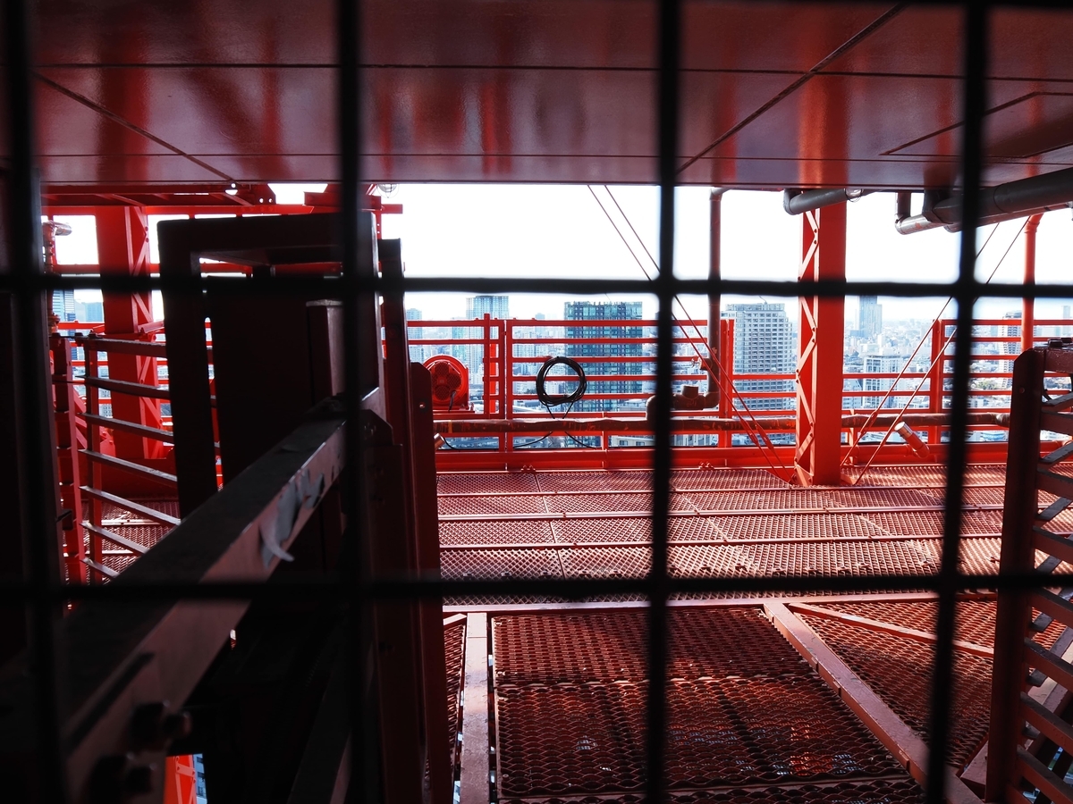 吹きっさらしの階段