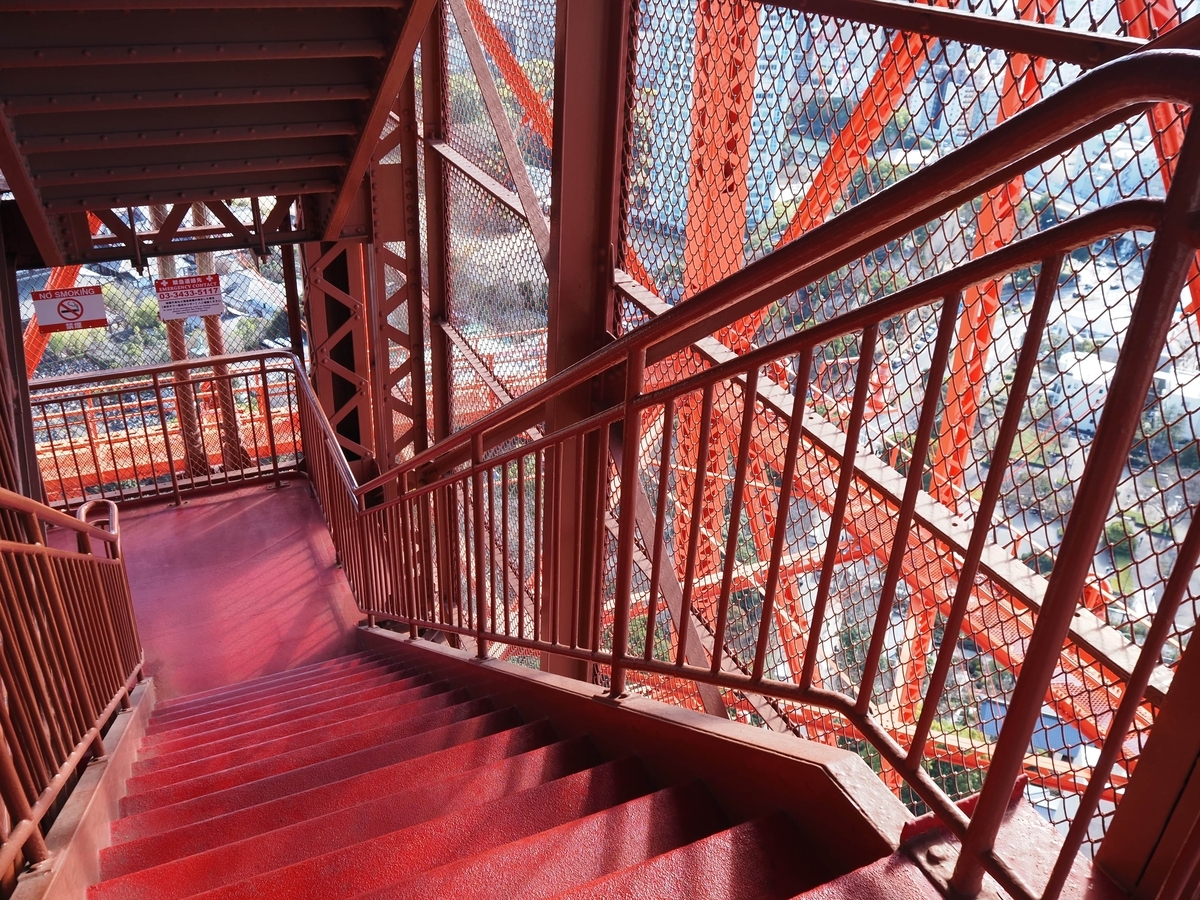 吹きっさらしの階段