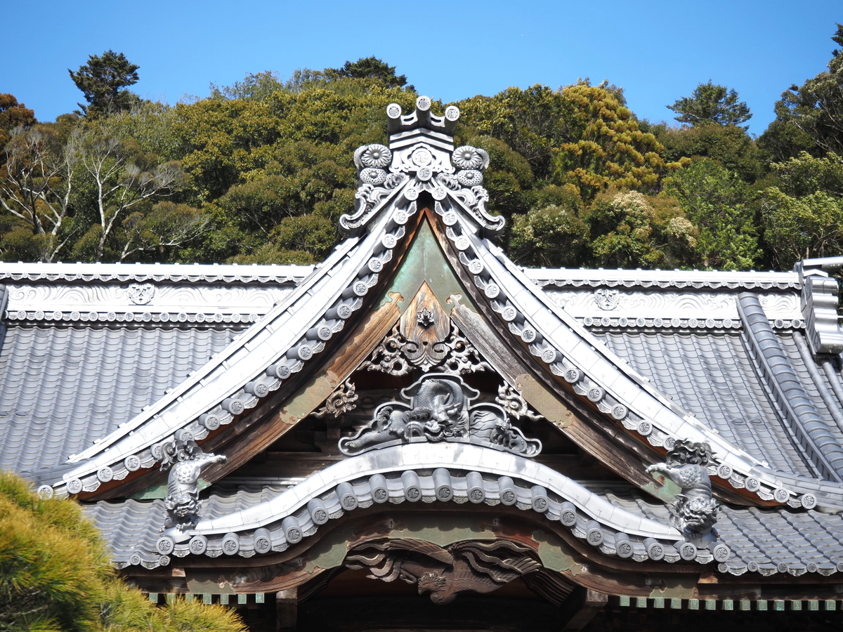 屋根の唐獅子や鬼瓦
