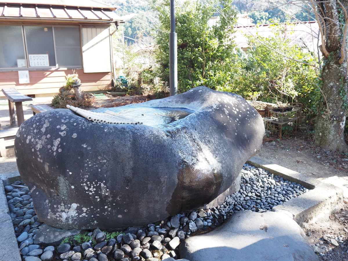 手水舎の巨石