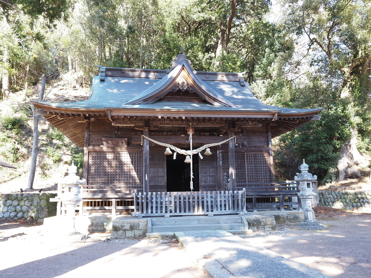 正面から見た拝殿