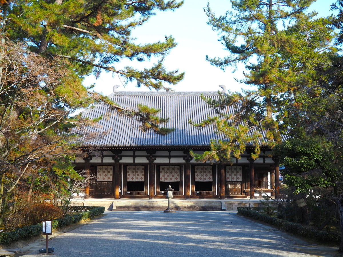 正面から見た金堂