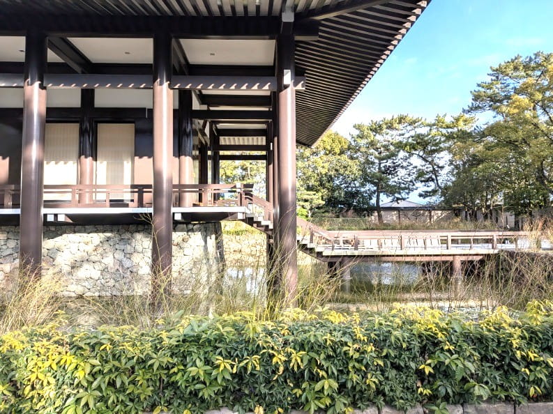 横から見た本堂