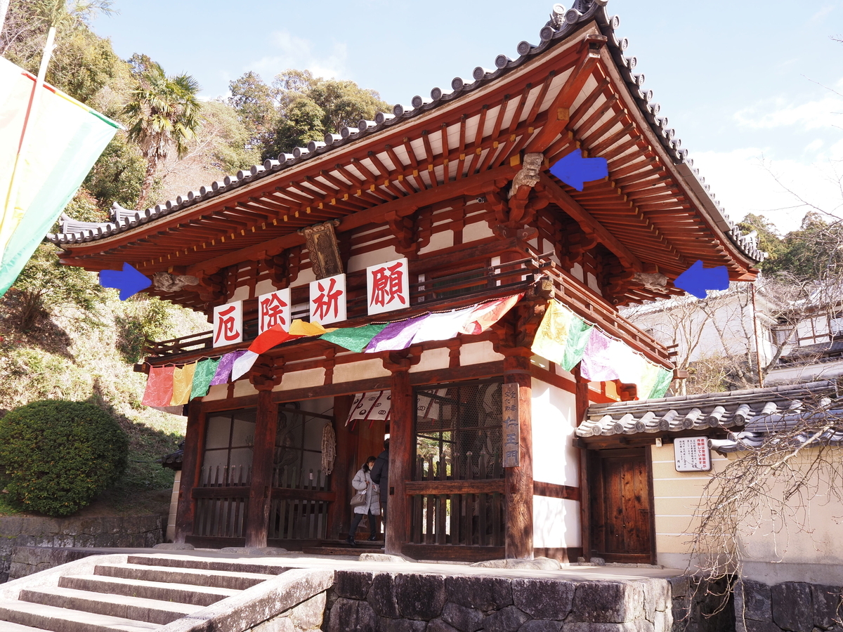 四隅の彫刻