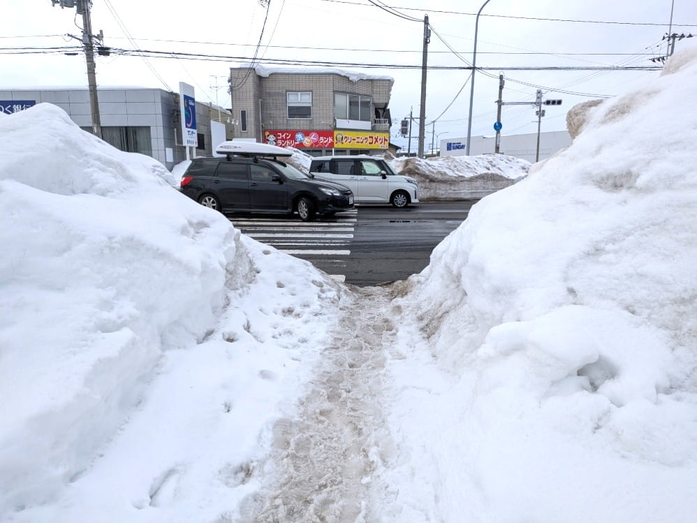 交差点の雪の壁