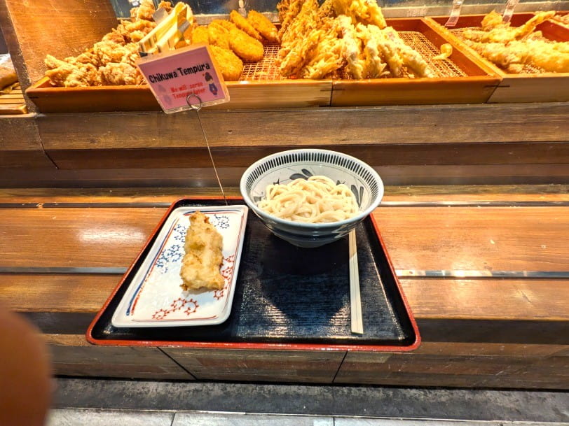 お盆の上のピンクの札