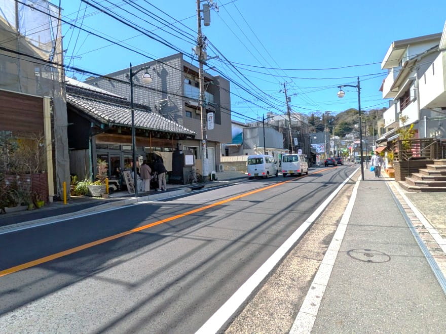 遠くに見える長谷寺の山門