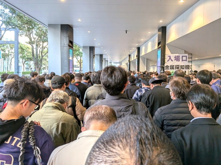 手荷物検査の行列