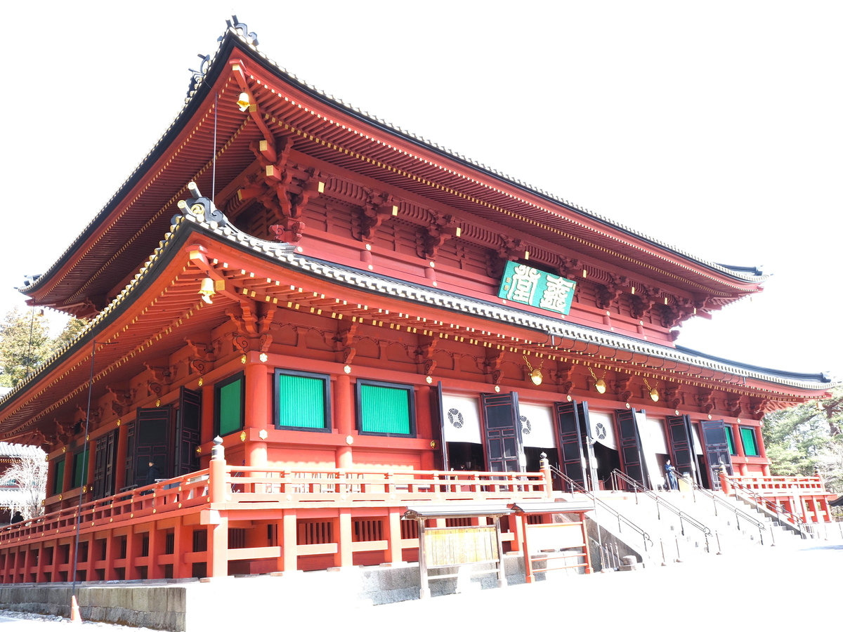 斜めから見た三仏堂