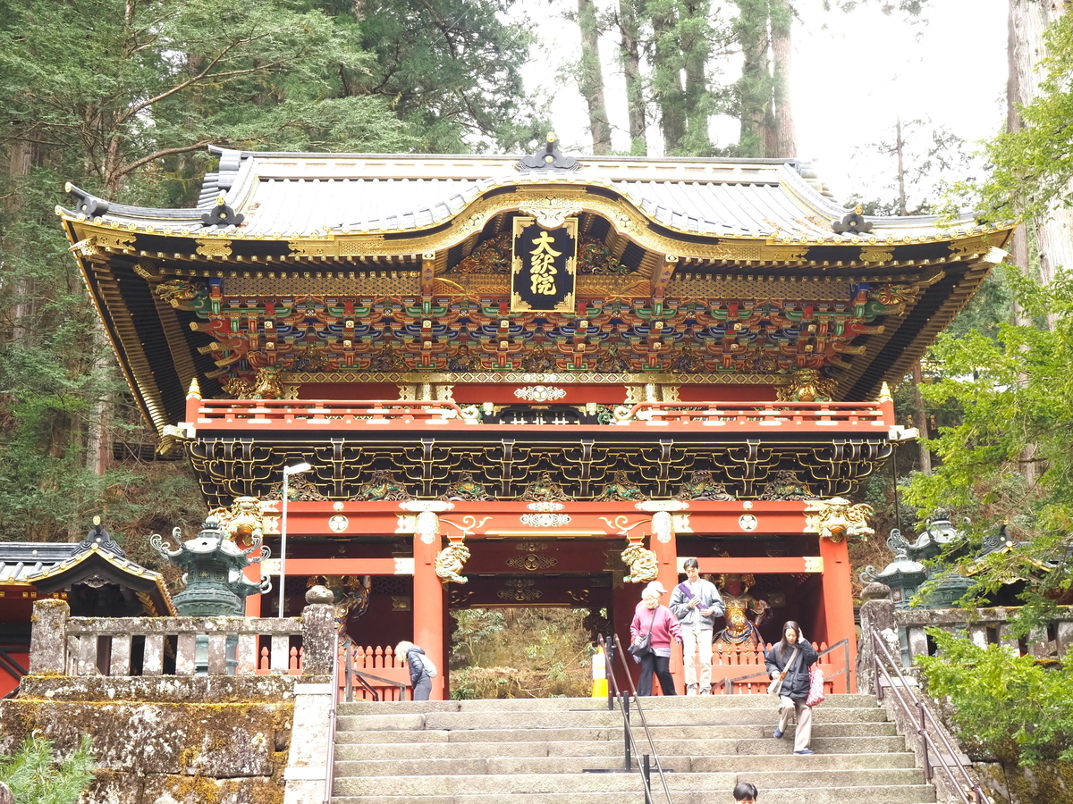 下から見た二天門