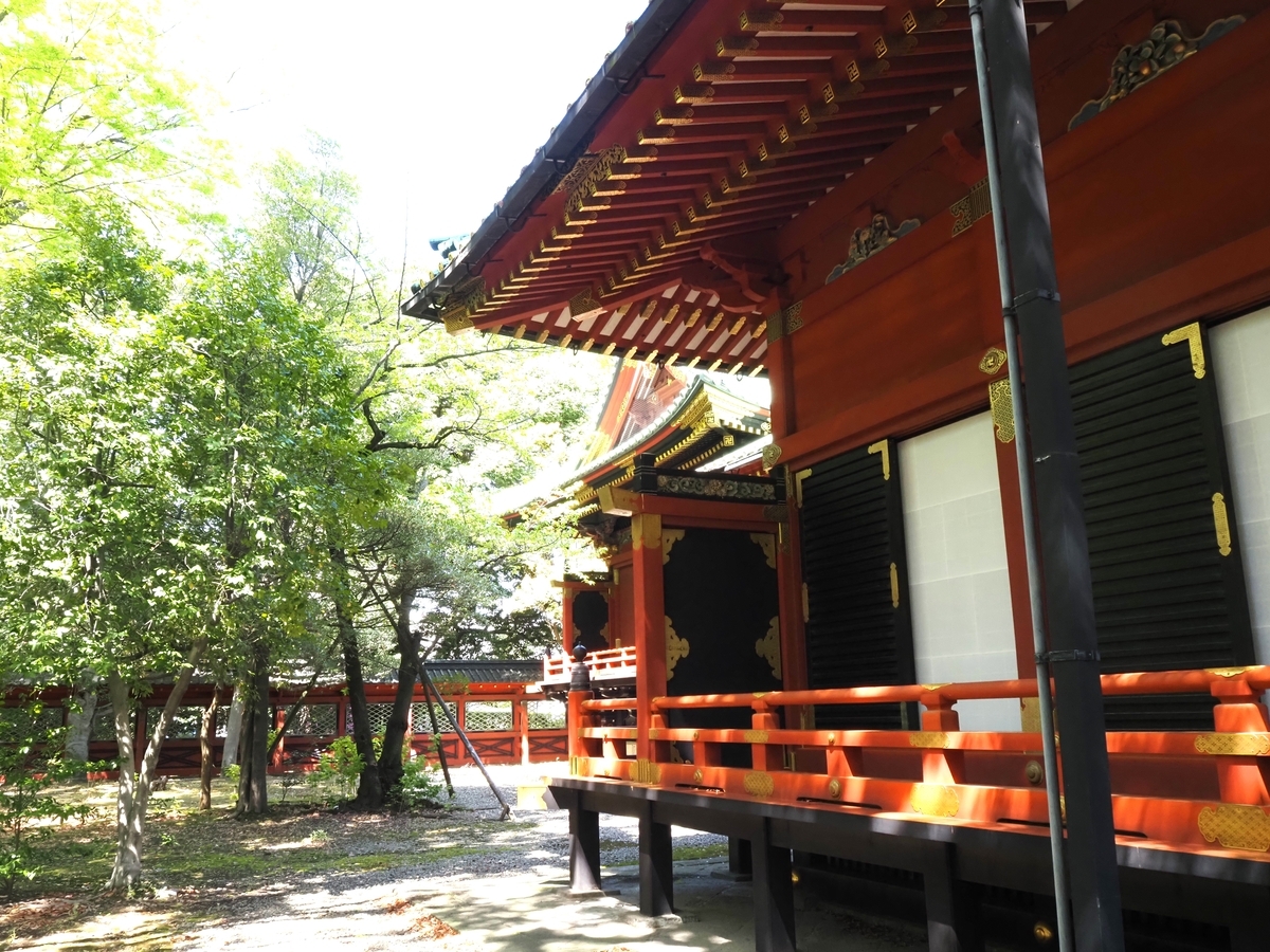 透塀の内側から見た本殿