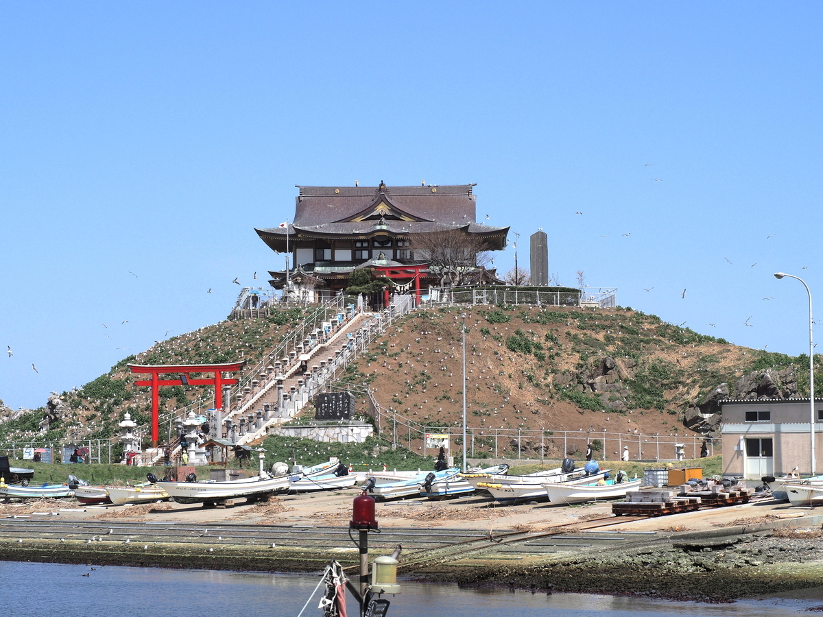八戸港に面した蕪島