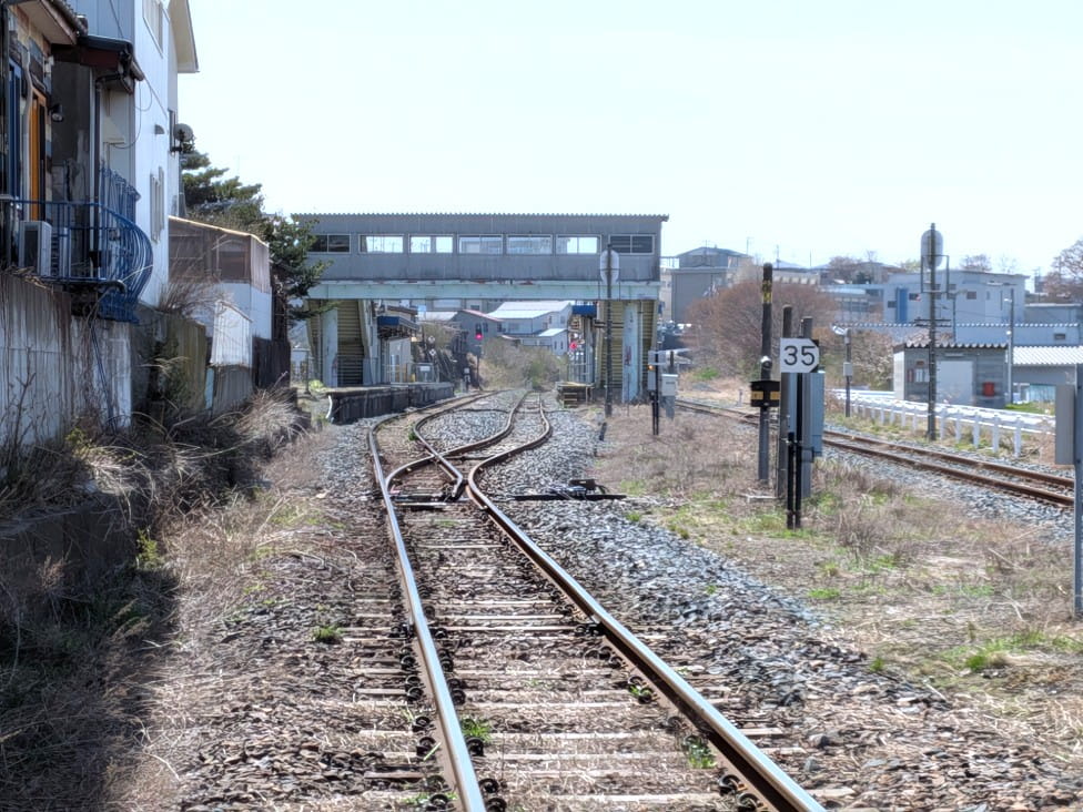 鮫駅の線路とホーム