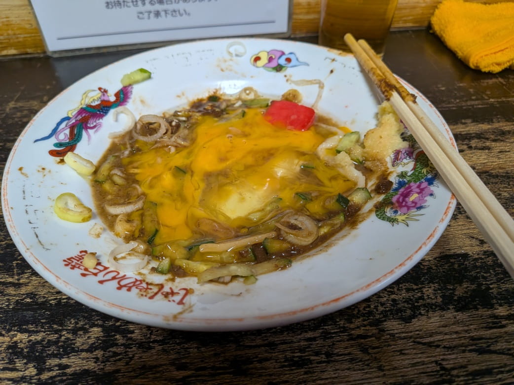 生卵を入れた皿