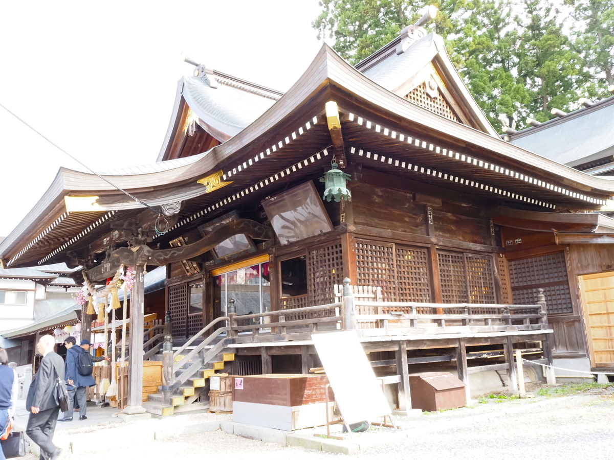 斜めから見た拝殿