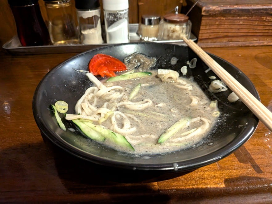 麺と味噌が皿の上にまだ少し残った状態