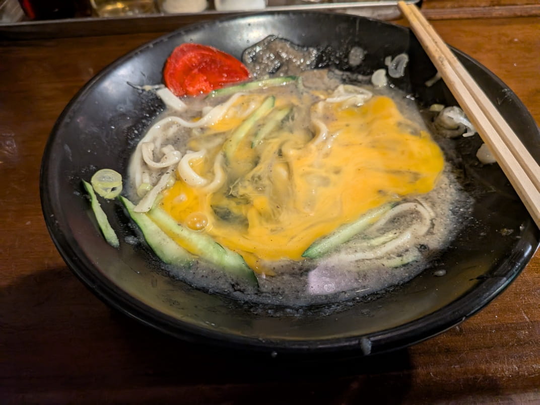 卵を割り入れた皿