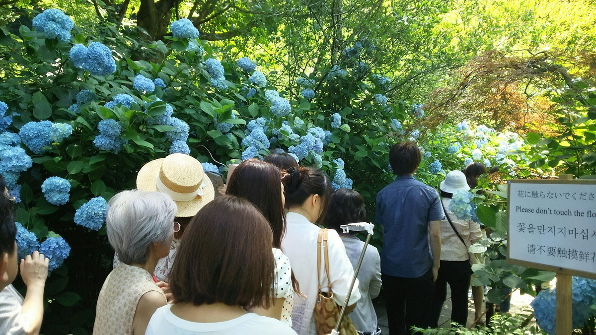 混雑する場内