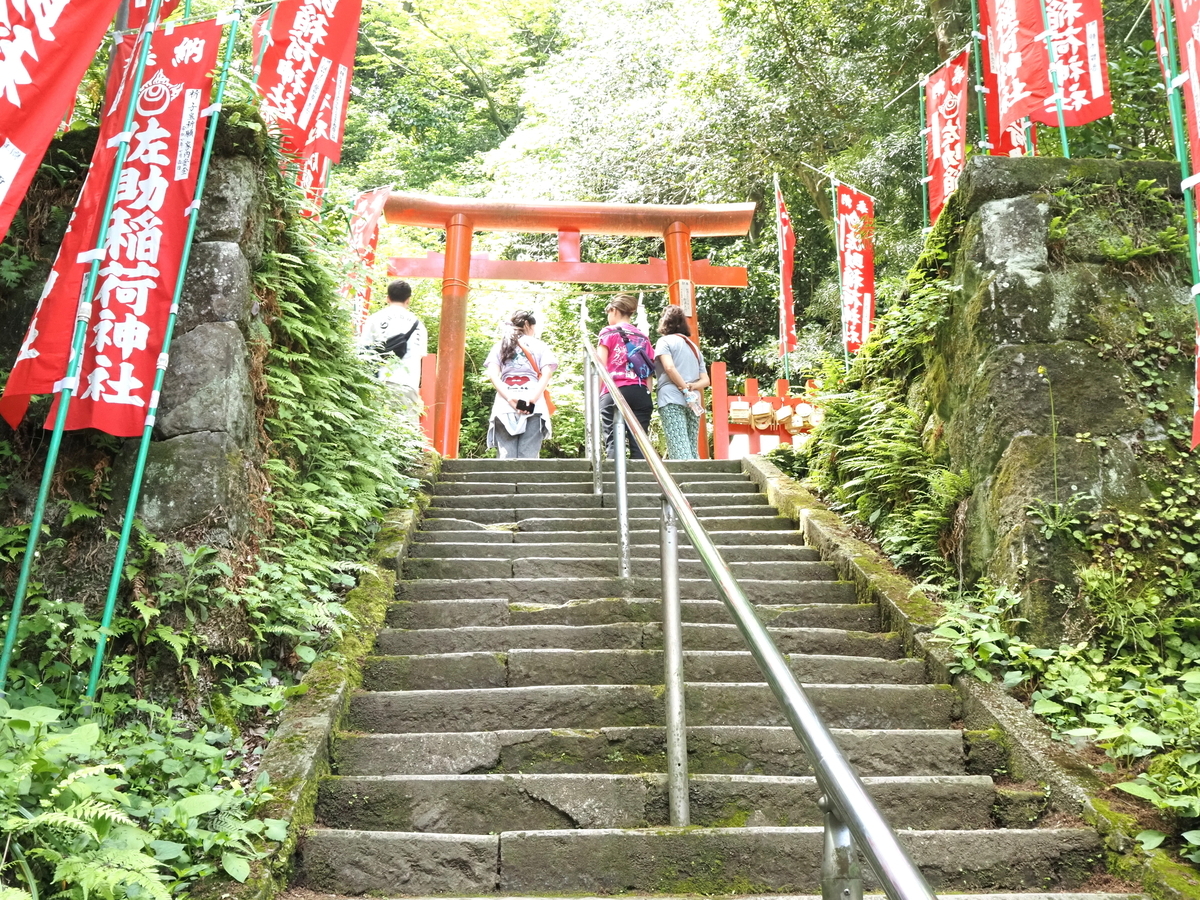 拝殿裏の階段