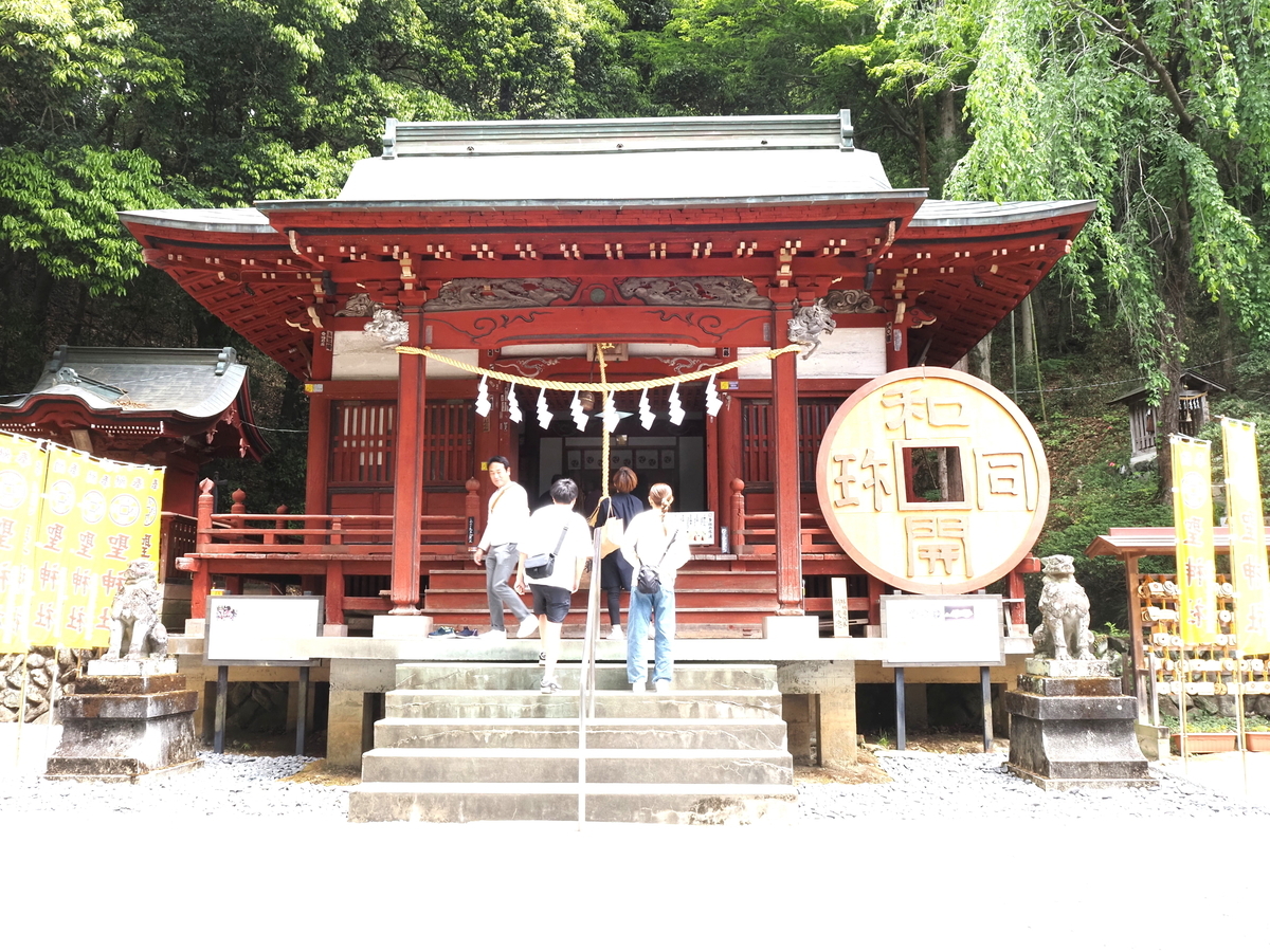 正面から見た拝殿